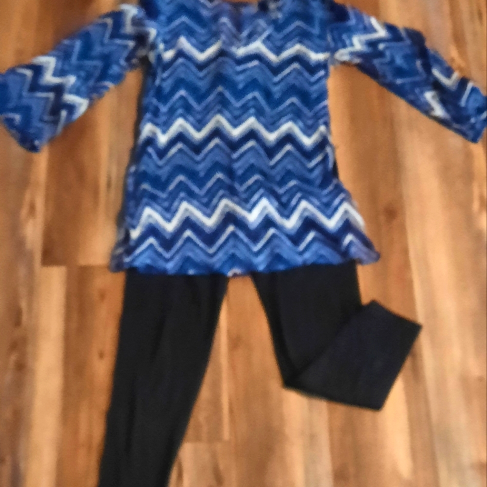 A SUPER cute tunic and leggins~